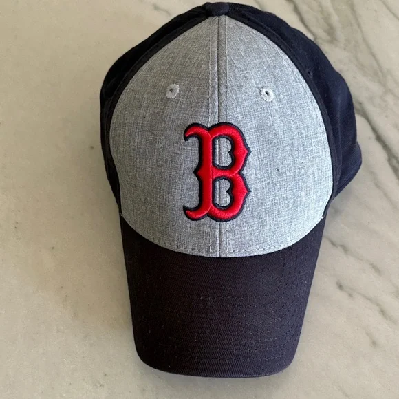 Boston Red Sox MLB NWOT Gray and Black Adjustable Cap w Red B - Picture 5 of 11